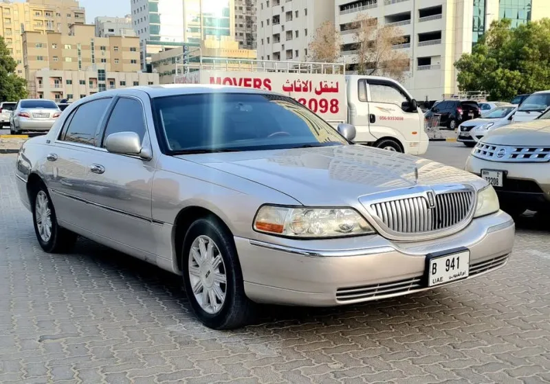 2009 لينكولن تاون كار in Dubai