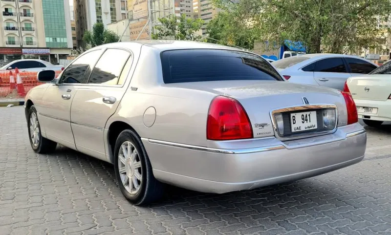 2009 لينكولن تاون كار in Dubai