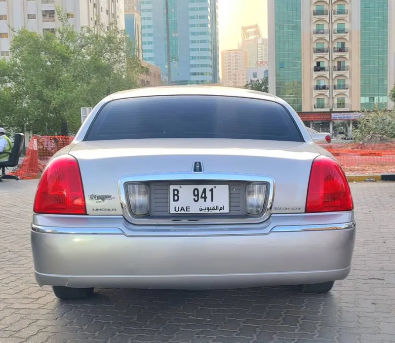 2009 لينكولن تاون كار in Dubai
