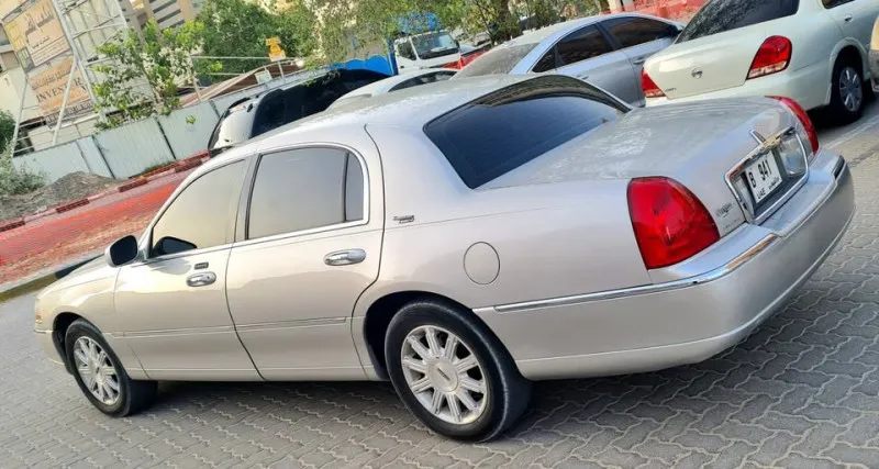 2009 لينكولن تاون كار in Dubai