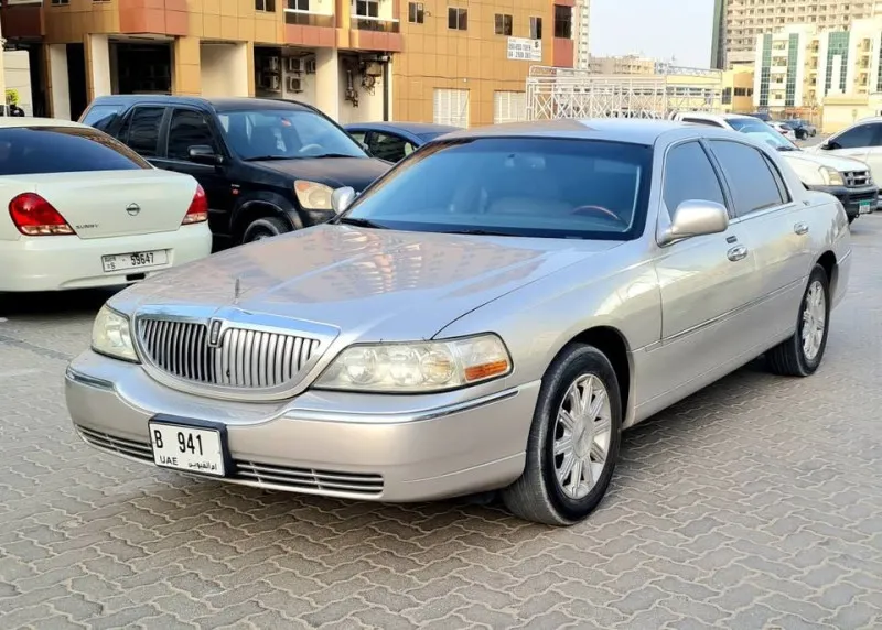 2009 لينكولن تاون كار in Dubai