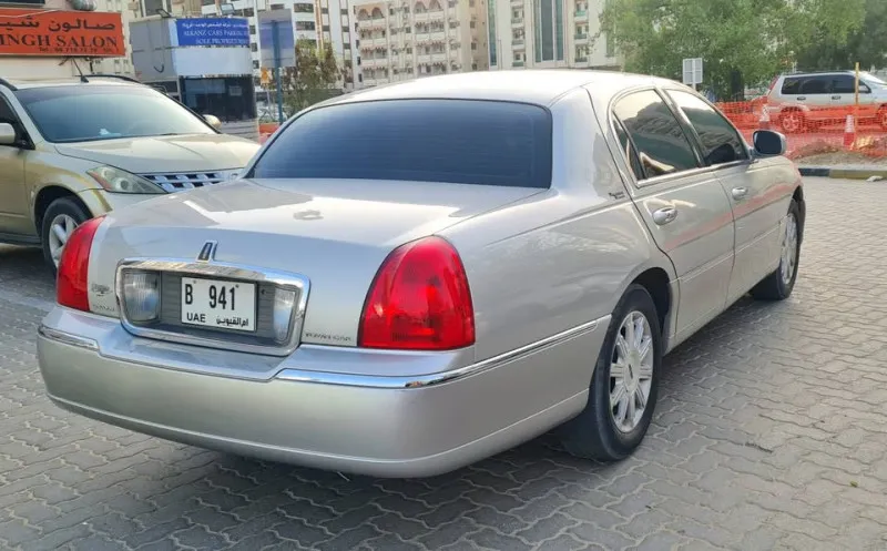 2009 لينكولن تاون كار in Dubai