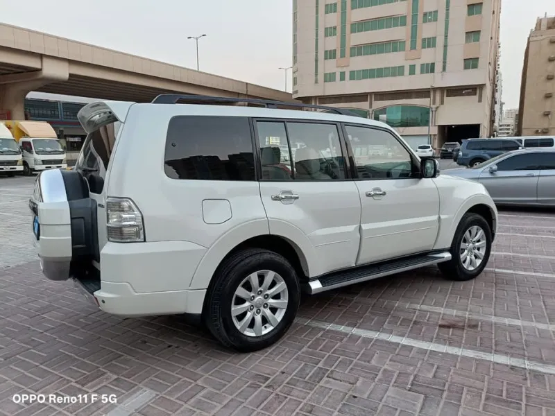 2011 ميتسوبيشي باجيرو in Dubai