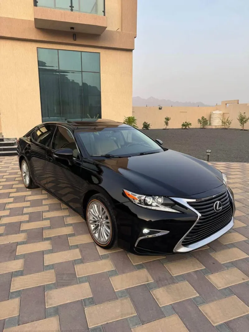 2016 Lexus ES in Dubai