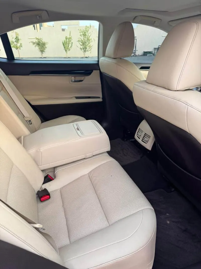2016 Lexus ES in Dubai