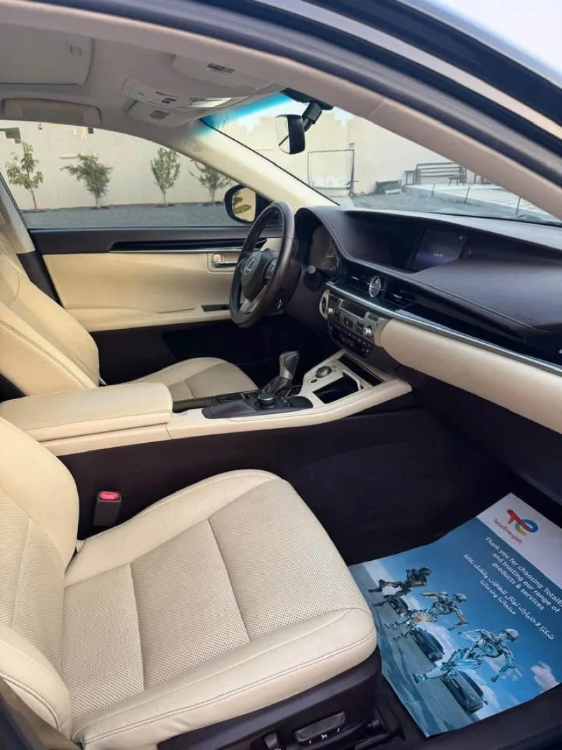 2016 Lexus ES in Dubai