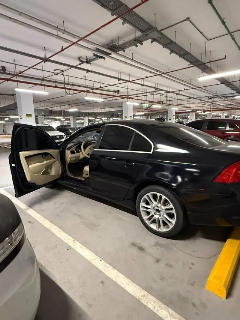 2009 فولفو آس٨٠ in Dubai