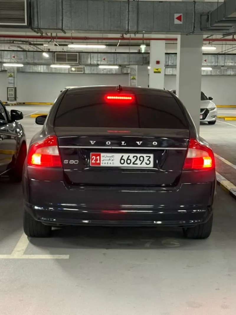 2009 فولفو آس٨٠ in Dubai