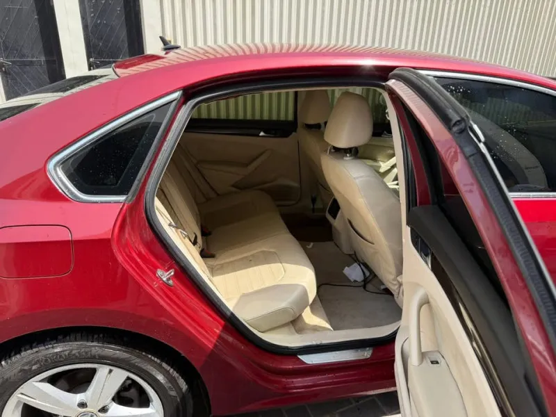 2015 فولجس فاجن باسات in Dubai