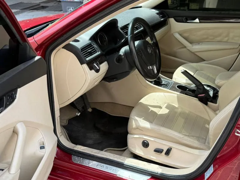 2015 فولجس فاجن باسات in Dubai