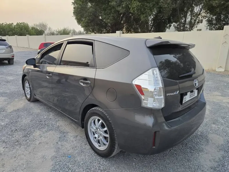 2013 تويوتا بريوس in Dubai