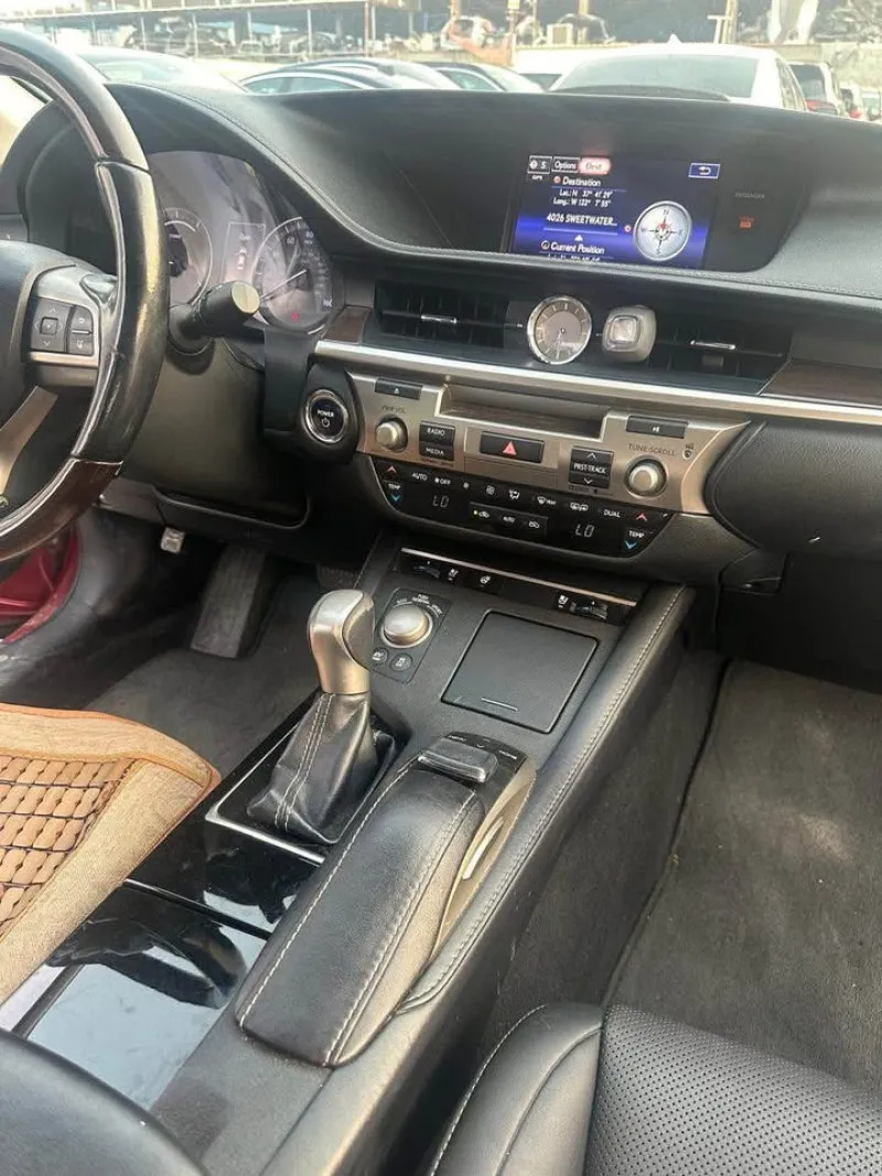 2016 Lexus ES in Dubai
