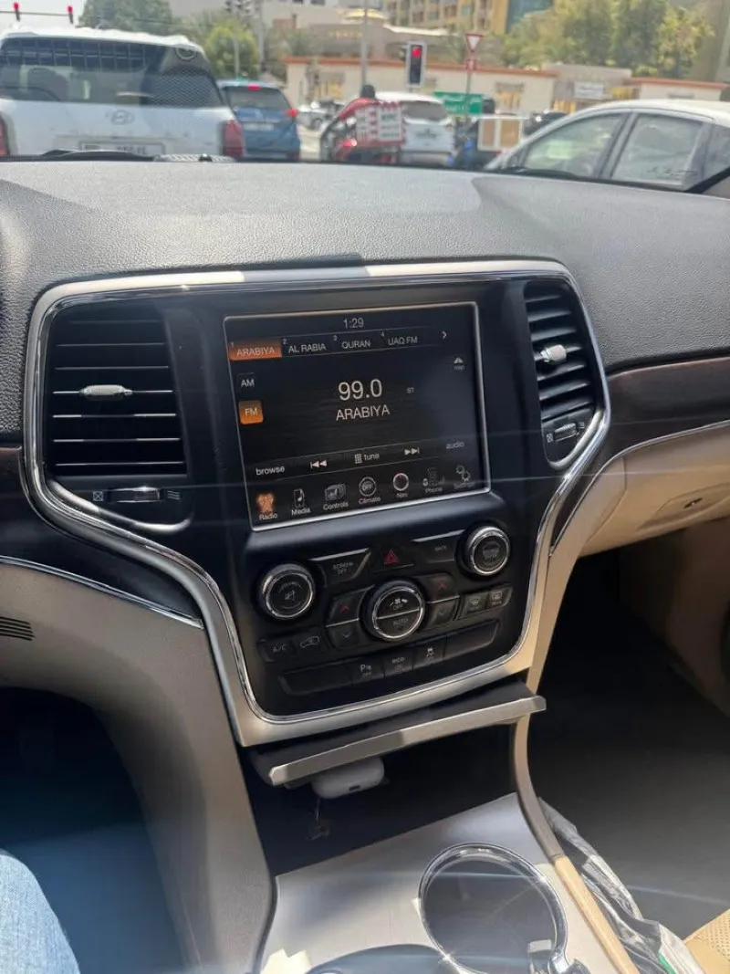 2016 Jeep Grand Cherokee in Dubai