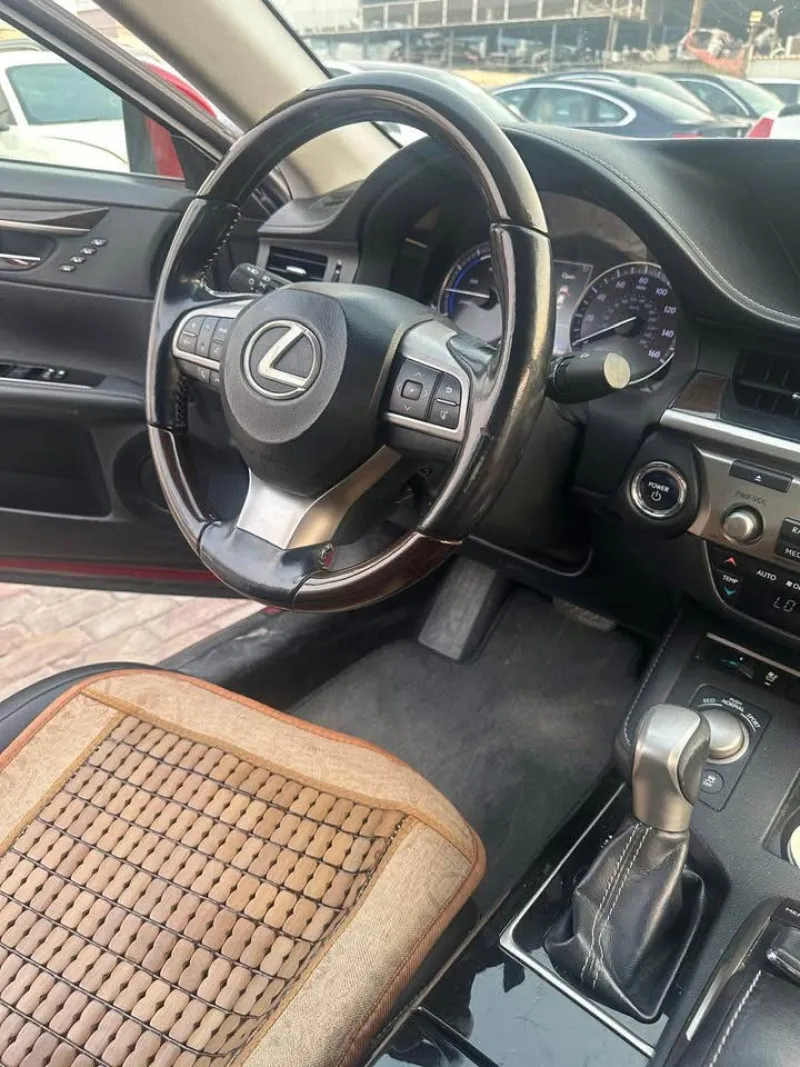 2016 Lexus ES in Dubai