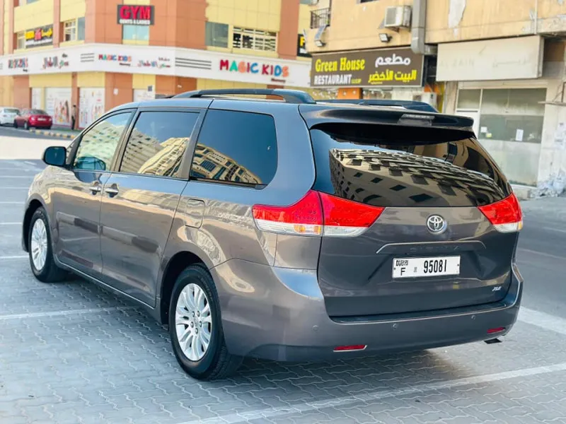 2013 تويوتا سيينا in Dubai