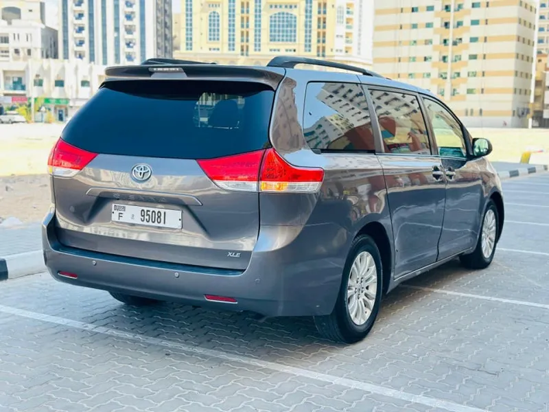 2013 تويوتا سيينا in Dubai