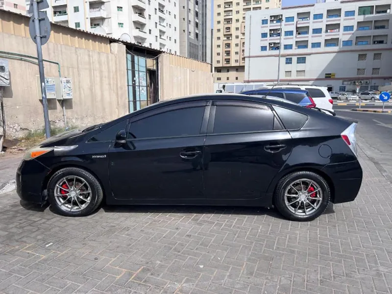 2012 تويوتا بريوس in Dubai