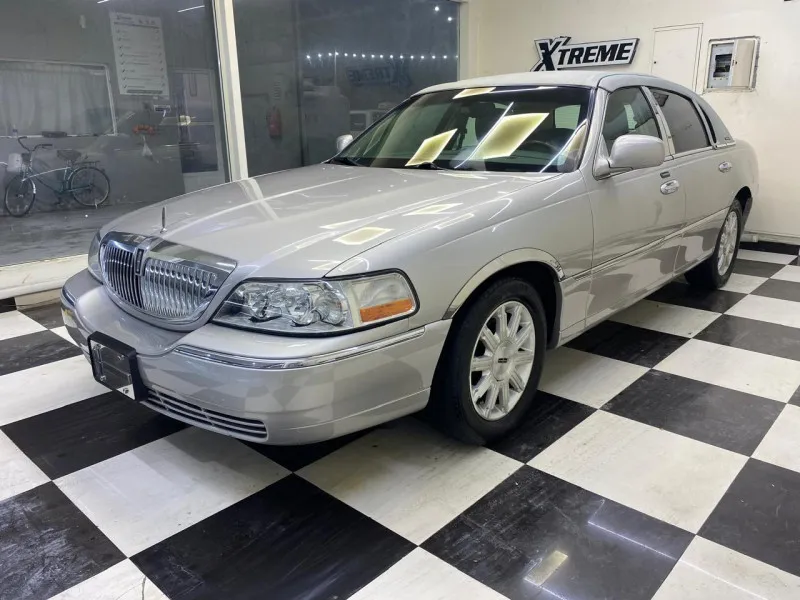 2011 Lincoln Town Car in Dubai