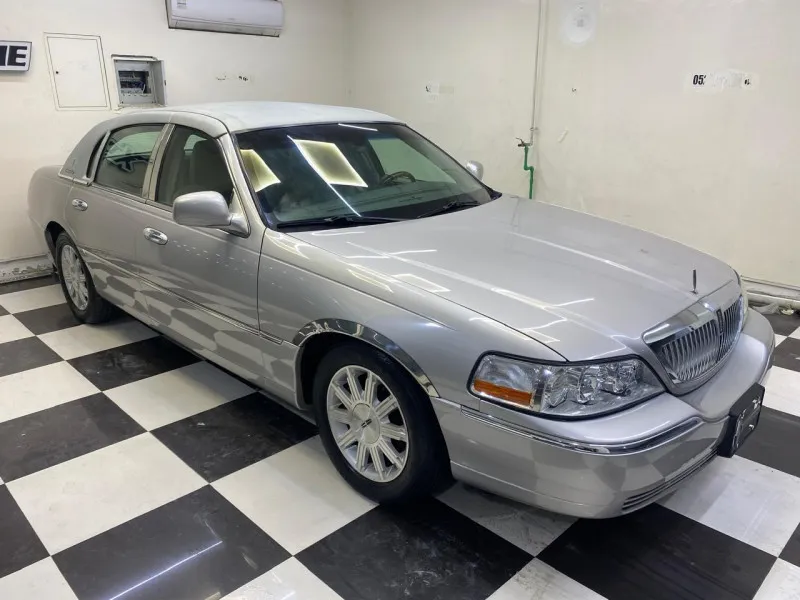 2011 Lincoln Town Car in Dubai