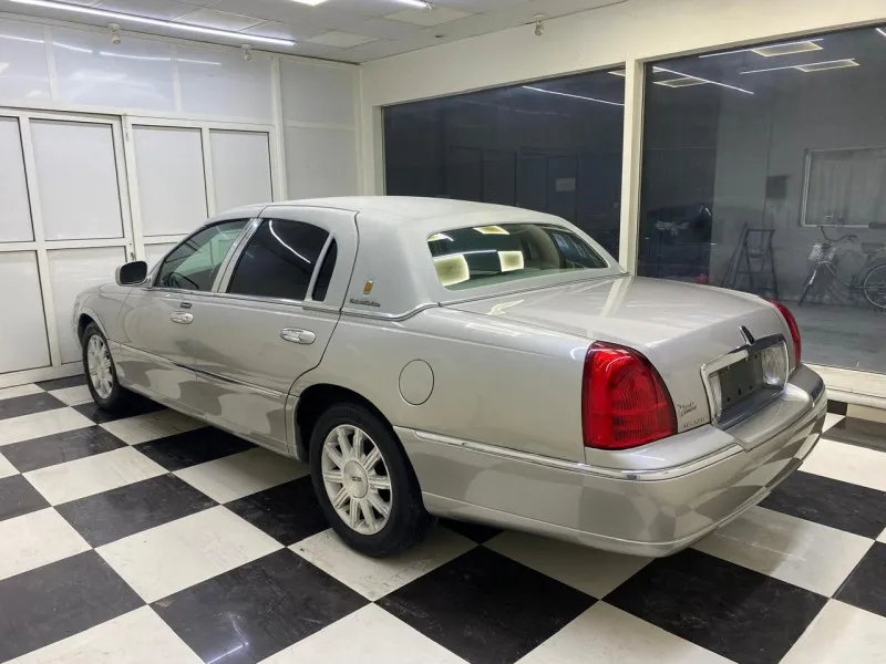 2011 Lincoln Town Car in Dubai