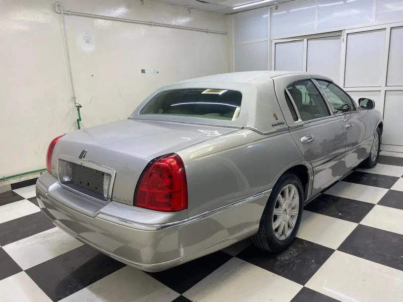 2011 Lincoln Town Car in Dubai