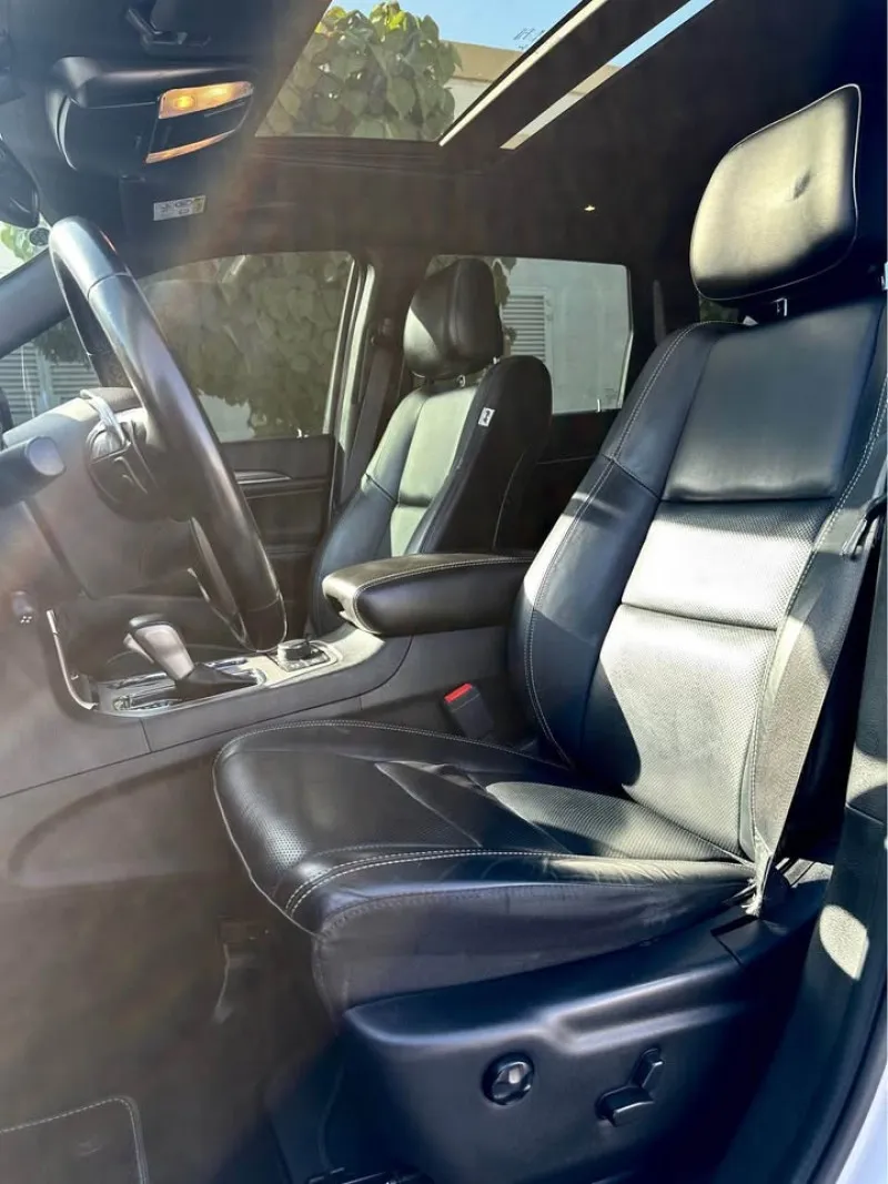 2021 Jeep Grand Cherokee in Dubai