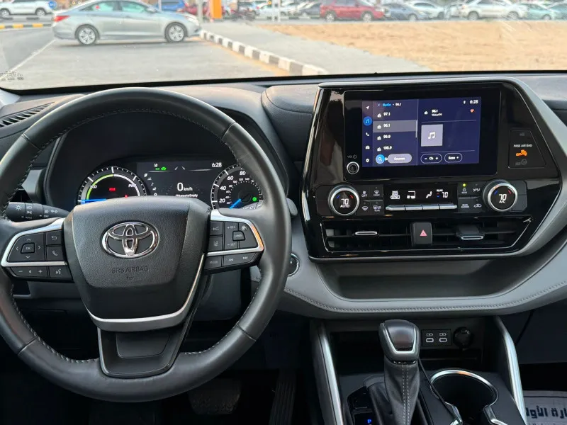 2023 Toyota Highlander in Dubai