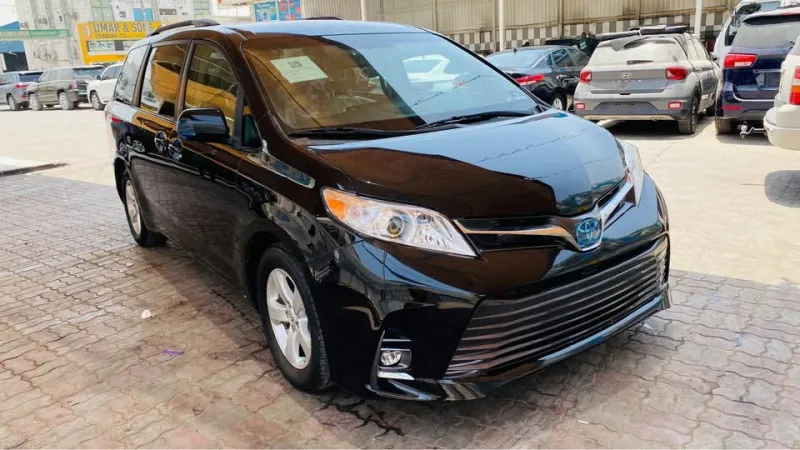 2015 تويوتا سيينا in Dubai