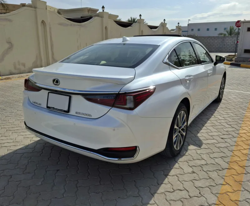 2023 Lexus ES in Dubai