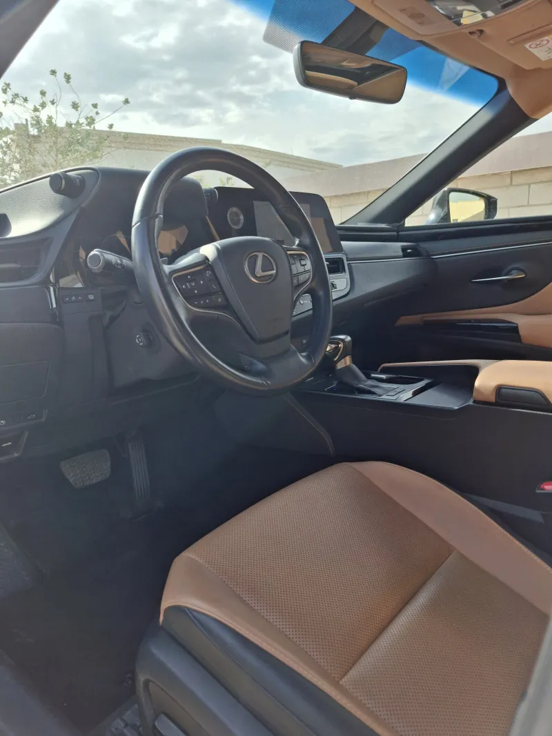 2023 Lexus ES in Dubai