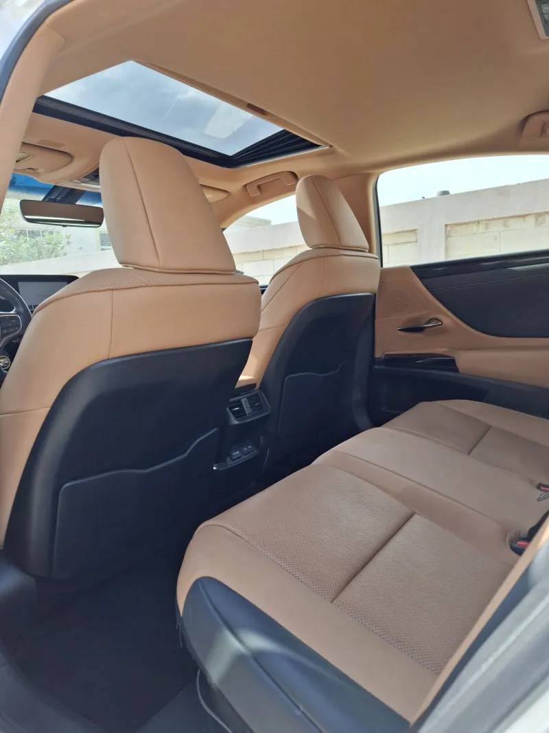 2023 Lexus ES in Dubai