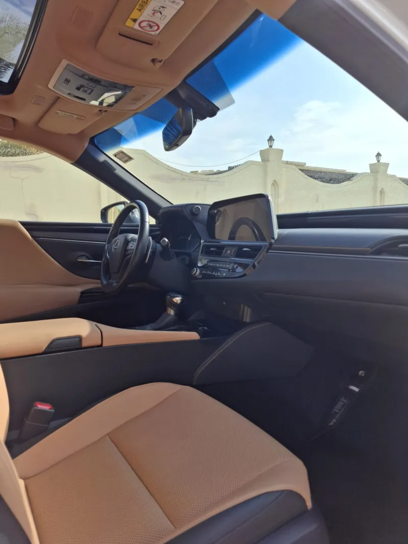 2023 Lexus ES in Dubai