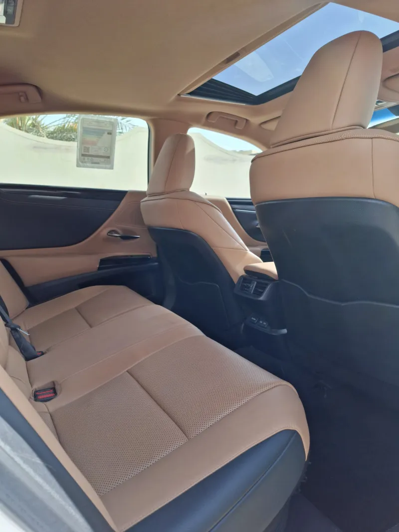 2023 Lexus ES in Dubai
