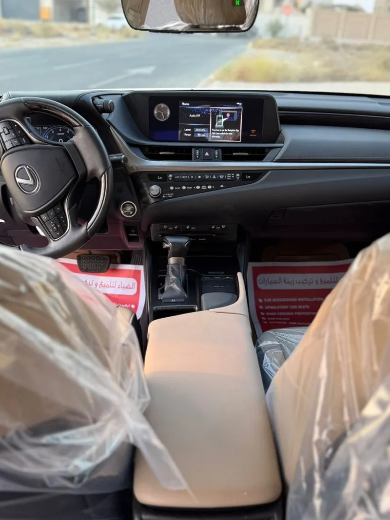 2021 Lexus ES in Dubai