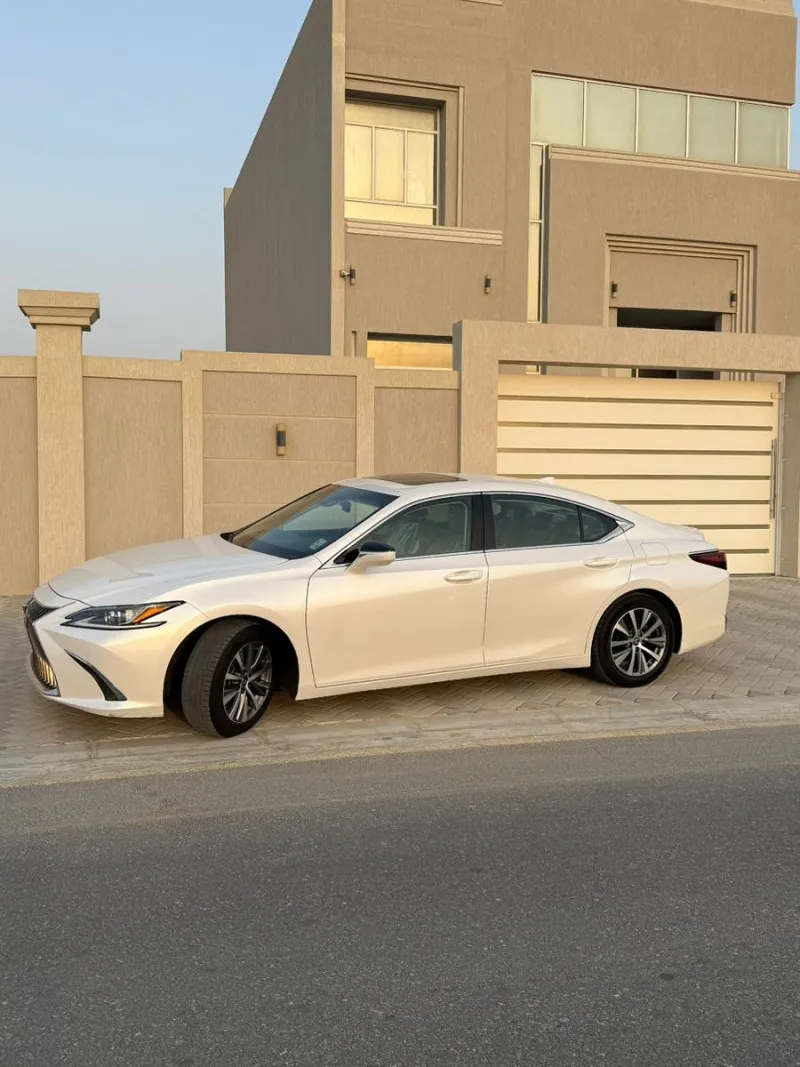 2021 Lexus ES in Dubai