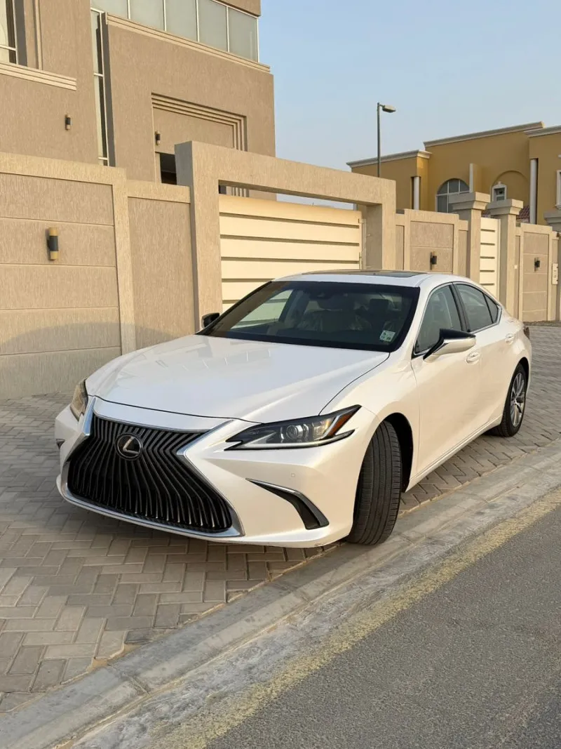 2021 Lexus ES in Dubai