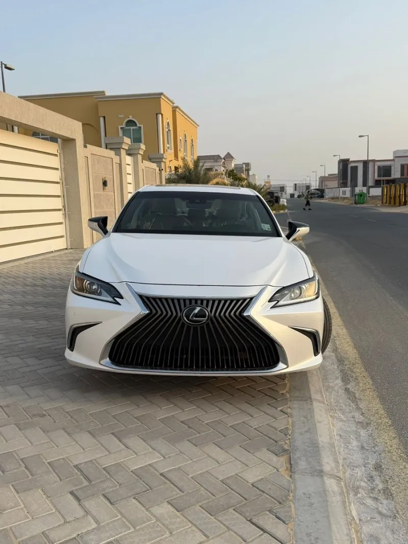2021 Lexus ES in Dubai