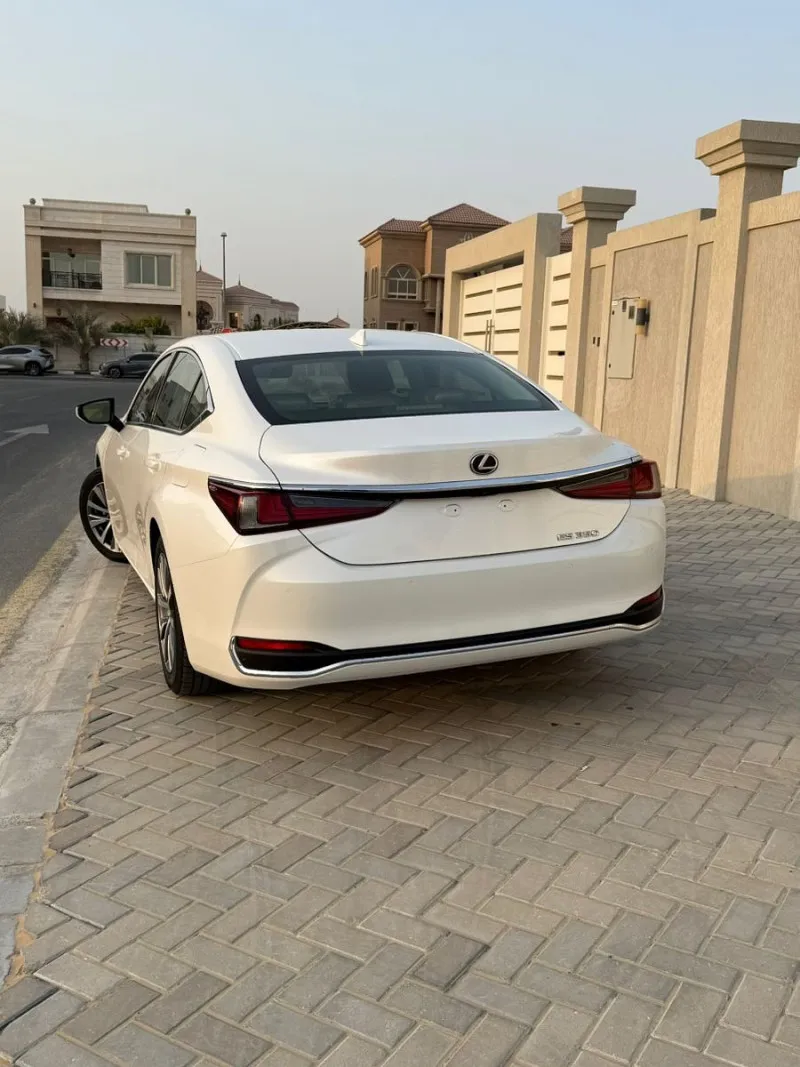 2021 Lexus ES in Dubai