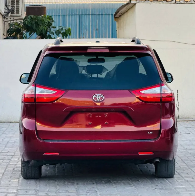 2017 Toyota Sienna in Dubai
