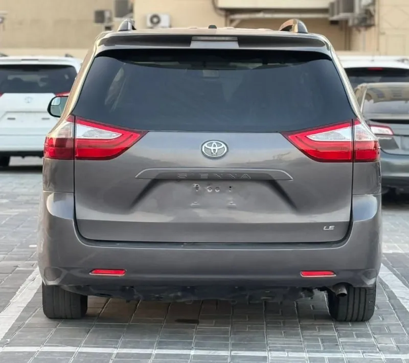 2017 Toyota Sienna in Dubai