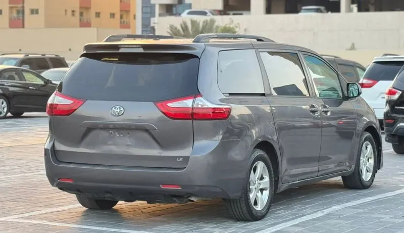 2017 Toyota Sienna in Dubai
