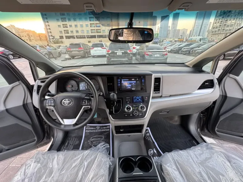 2017 Toyota Sienna in Dubai