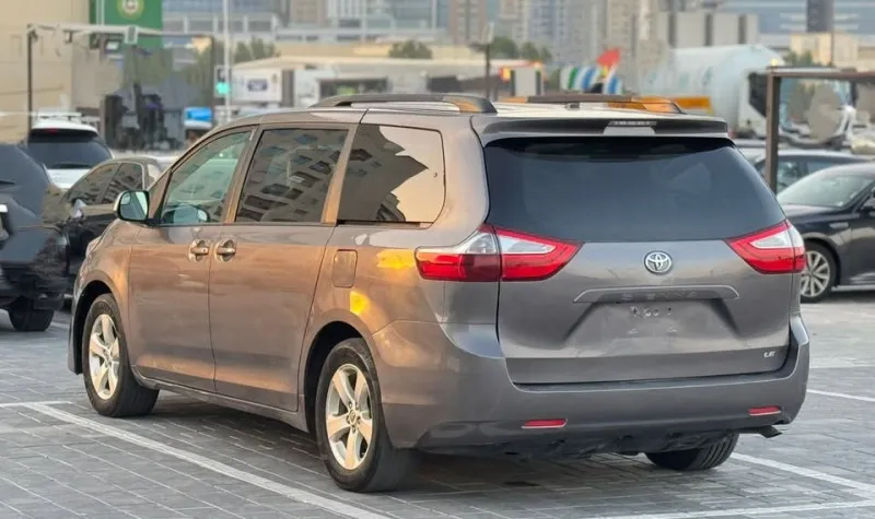 2017 Toyota Sienna in Dubai