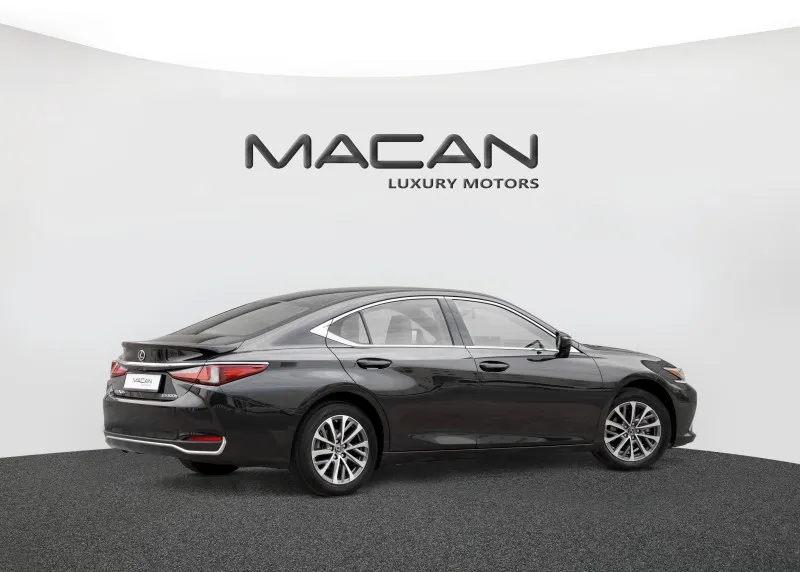 2023 Lexus ES in Dubai