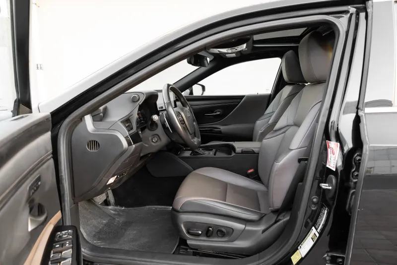 2023 Lexus ES in Dubai