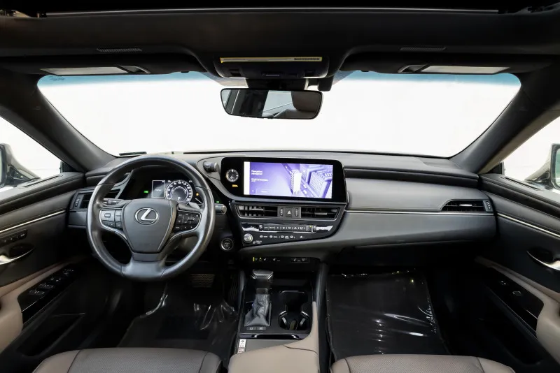 2023 Lexus ES in Dubai