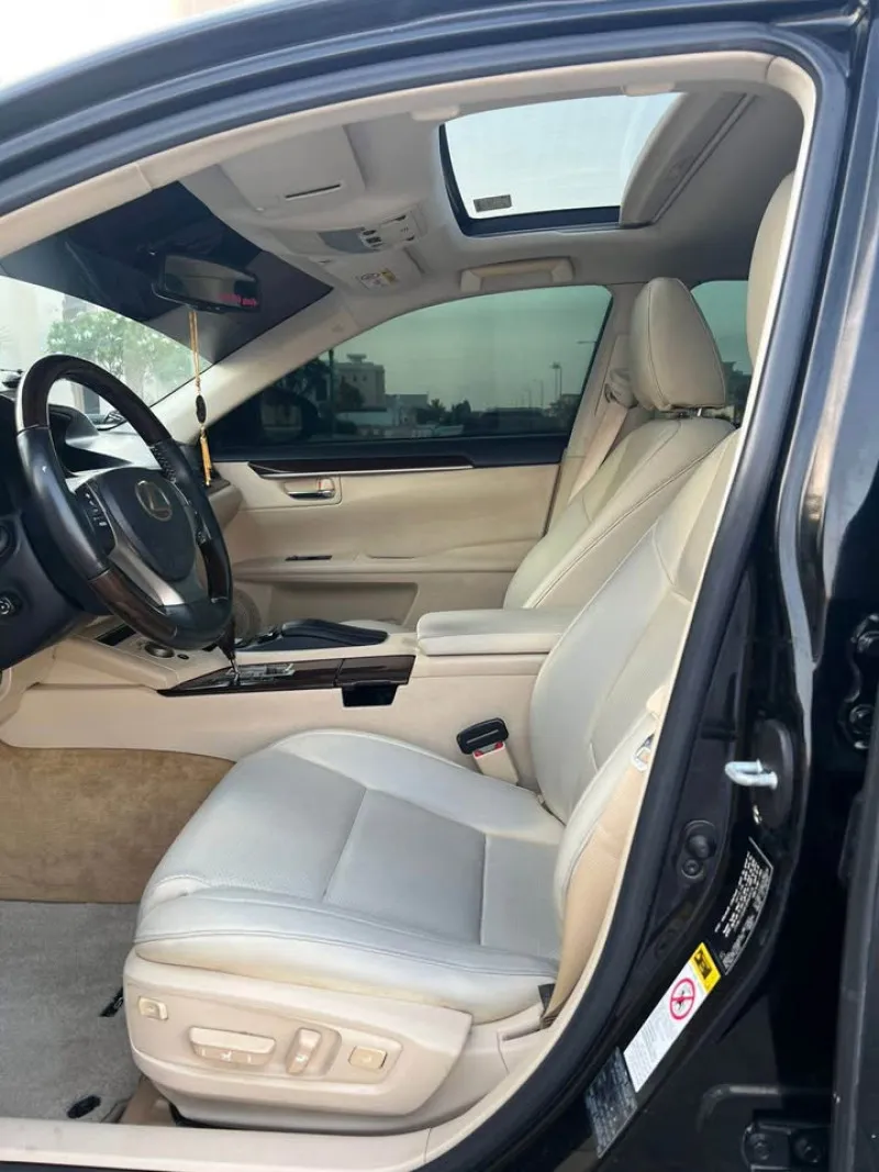 2015 Lexus ES in Dubai