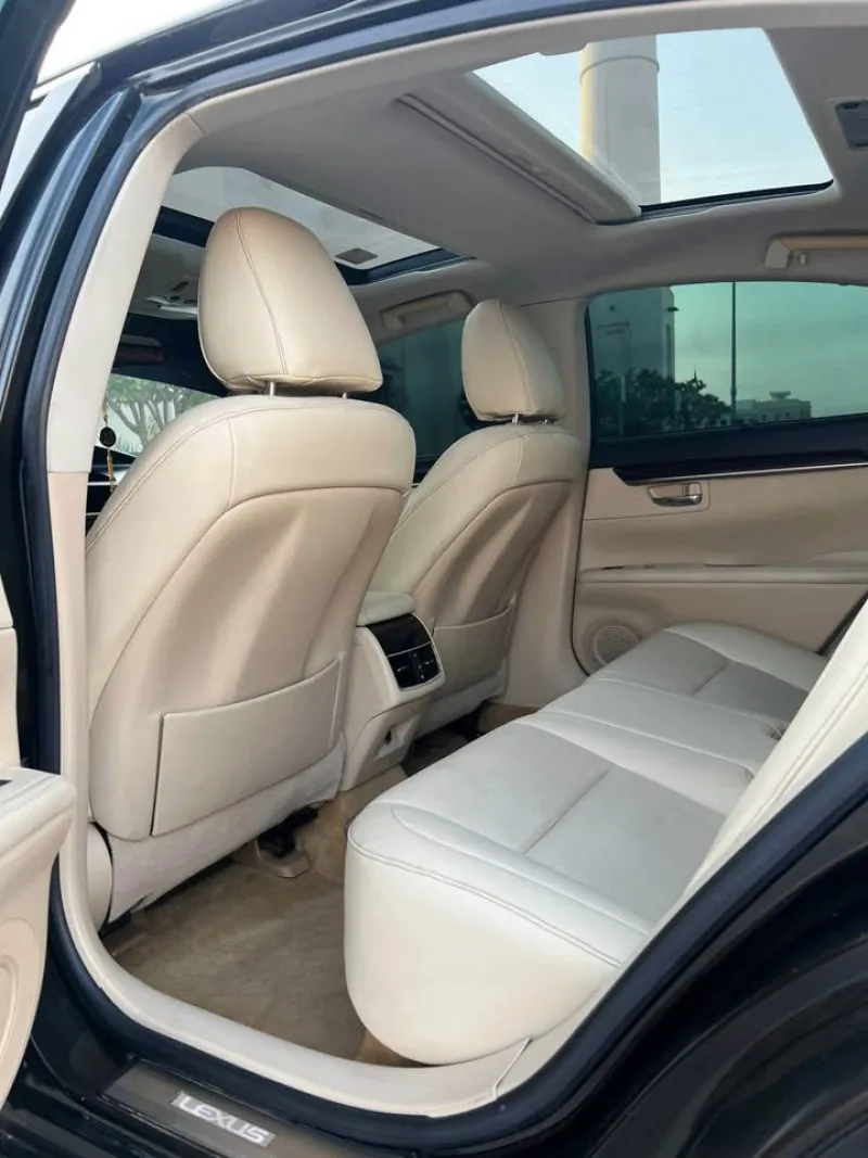 2015 Lexus ES in Dubai