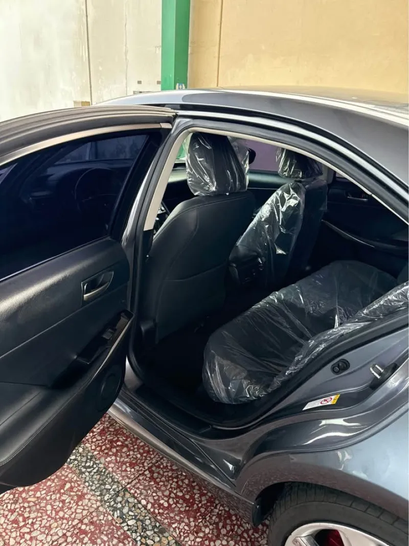 2018 Lexus IS in Dubai