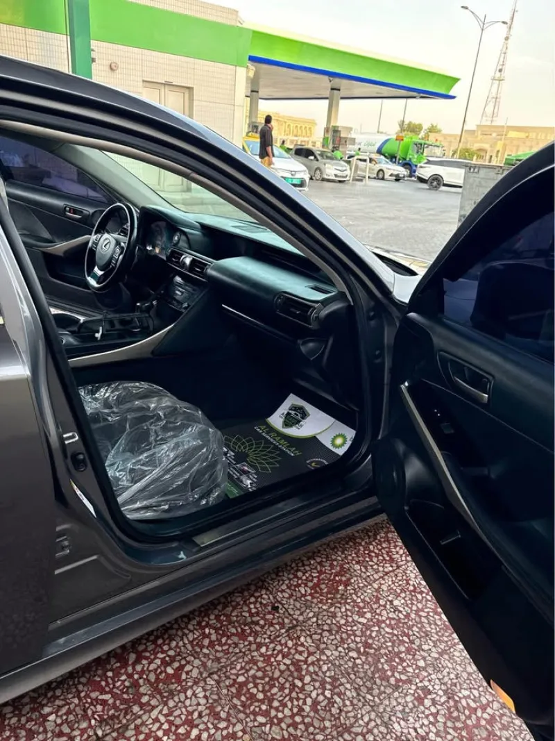 2018 Lexus IS in Dubai